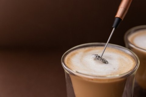 LC DRINKS Spieniacz do mleka na baterie miedziany