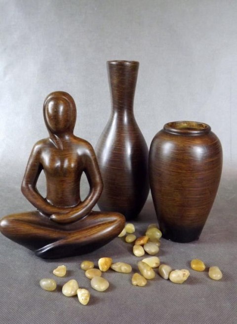 Goliat — ceramiczna figurka kobiety, brązowa, 16 × 22 × 7 cm