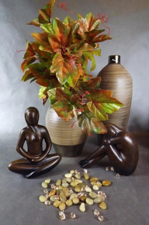 Goliat — ceramiczna figurka kobiety, brązowa, 16 × 22 × 7 cm