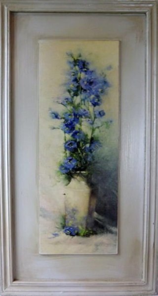 Obraz Niebieskie kwiaty w wazonie — 56 × 30 cm, efekt postarzania