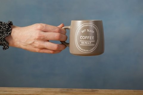 Mikasa Eat Sleep Coffee Repeat — kubek kamionkowy 400 ml